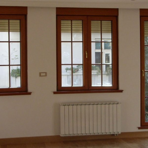 Aluminijum drvo sa rasterom preko stakla Aluminijum drvo sa rasterom preko stakla