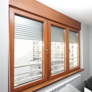 Aluminijum-drvo prozor sa oblogama roletne i parapeta Aluminijum-drvo prozor sa oblogama roletne i parapeta