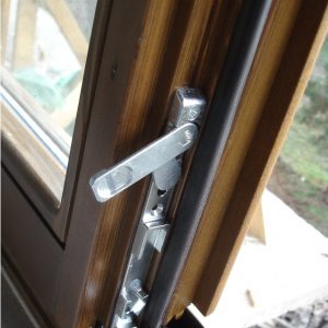 Drveni prozor, detalj okova na pomoćnom krilu Drveni prozor, detalj okova na pomoćnom krilu