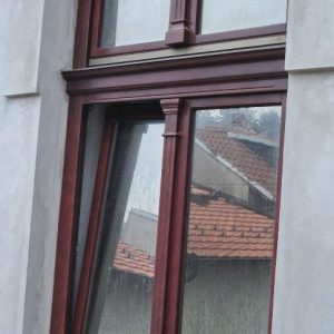 Drveni prozor sa ornamentima na srednjoj prečki Drveni prozor sa ornamentima na srednjoj prečki