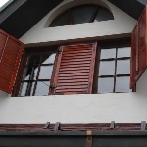 Drveni prozori sa žaluzinama Drveni prozori sa žaluzinama