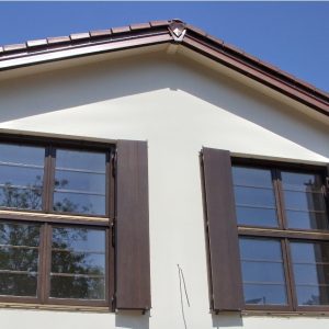 Drveni prozori sa ravnim žaluzinama Drveni prozori sa ravnim žaluzinama