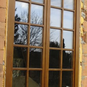 Dvokrilna balkonska drvena vrata, detalji sa montaže Dvokrilna balkonska drvena vrata, detalji sa montaže