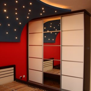 Klizni plakar, krilo sa ogledalom i vodoravnim aluminijumskim lajsnama