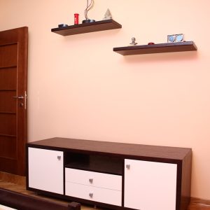 Komoda i police, furnirani i bojeni medijapan