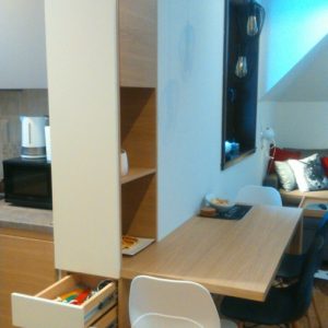 Komoda sa policama i sto_i_em, kombinacija furniranog i bojenog medijapana