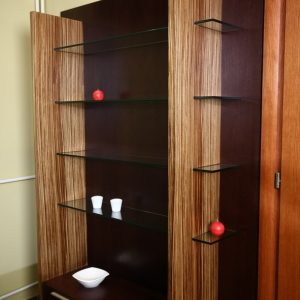 Komoda sa staklenim policama