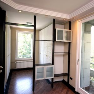 Komodice u dnevnoj sobi, staklena krila i furnirani medijapan