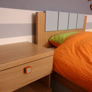 Krevet sa komodicom, masiv i furnirani medijapan