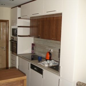 Kuhinja, kombinacija bojenog i furniranog medijapana