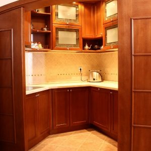 Kuhinja, kombinacija masiva i furniranog medijapana