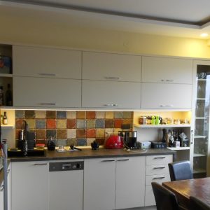 Kuhinja, medijapan bojen u belo