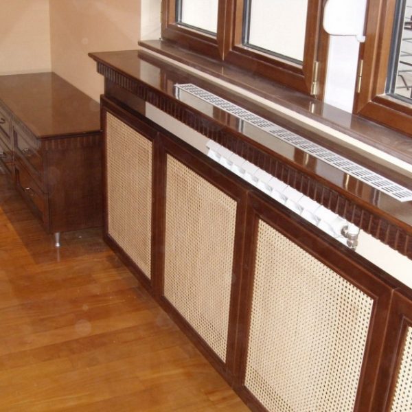 Maska radijatora u sklopu prozora, masiv i ratan u drugoj boji