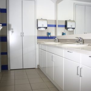 Niz kupatilskih ormarića, poslovni prostor