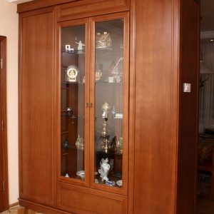 Ormar sa staklenim krilima, kombinacija masiva i furniranog medijapana