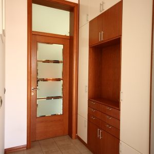 Plakar, kombinacija furniranog i bojenog medijapana