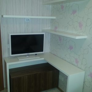 Police u bojenom medijapanu i komoda u furniranom medijapanu