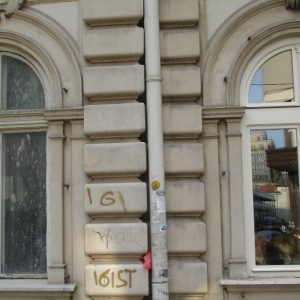 Replika prozora sa desne strane i originalni prozor sa leve strane Replika prozora sa desne strane i originalni prozor sa leve strane