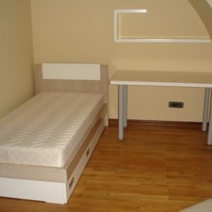 Spavaća soba, kombinacija masiva i bojenog medijapana