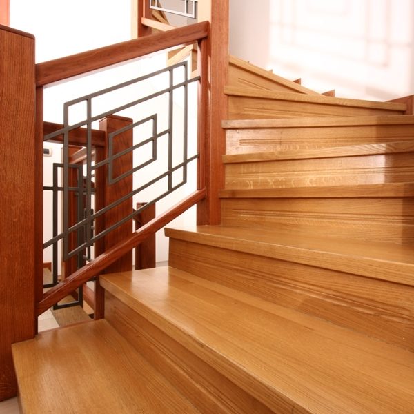 Stepenište i gelenderi, masiv hrasta i gazišta sa čelima