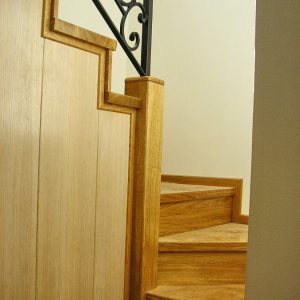 Stepenište, masiv hrasta sa bočnim lajsnama i opšivanjem zida