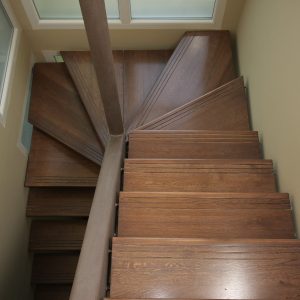 Stepenište, masiv hrasta sa kanelurama na gazištima