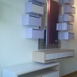 Toaletni stočić sa policama, kombinacija furniranog i bojenog medijapana