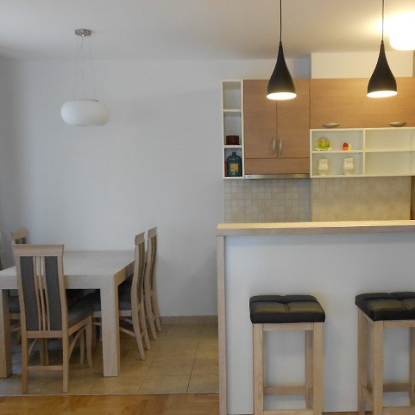 Trpezarija i šank, stolice od masiva