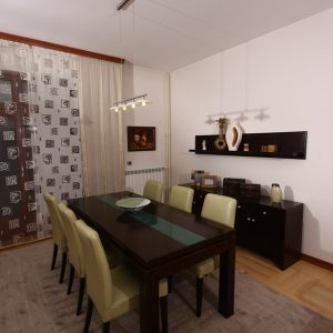 Trpezarija, sto od masiva, komoda i polica