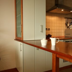 Trpezarija u produžetku kuhinje, kombinacija masiva, bojenog i furniranog medijapana