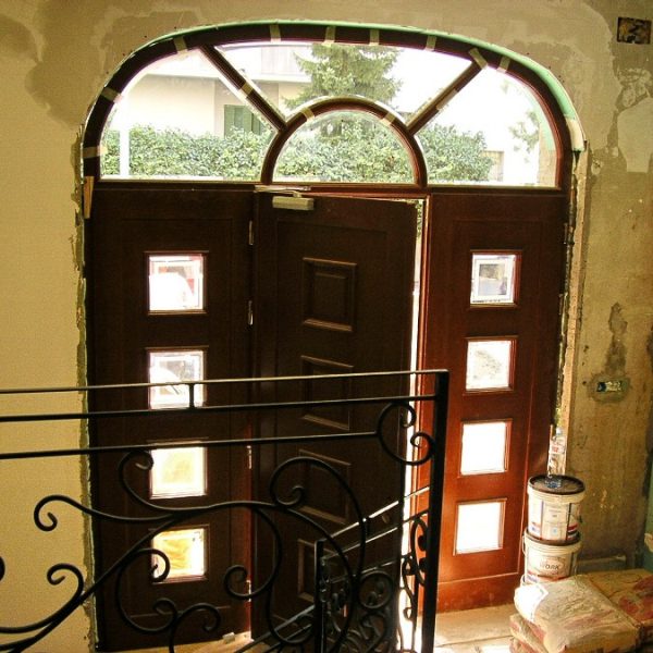 Drvena ulazna vrata sa nadsvetlom, detalji sa montaže Drvena ulazna vrata sa nadsvetlom, detalji sa montaže