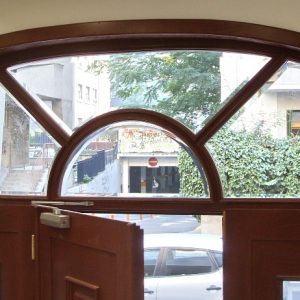 Drvena ulazna vrata sa nadsvetlom, nadsvetlo sa fazetiranim staklom Drvena ulazna vrata sa nadsvetlom, nadsvetlo sa fazetiranim staklom