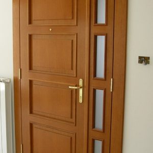 Drvena ulazna vrata sa pomoćnim krilom Drvena ulazna vrata sa pomoćnim krilom