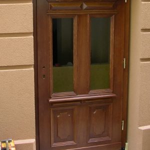 Jednokrilna drvena ulazna vrata sa ornamentima, detalj sa montaže Jednokrilna drvena ulazna vrata sa ornamentima, detalj sa montaže