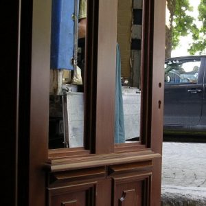 Jednokrilna drvena ulazna vrata sa ornamentima, detalji sa montaže Jednokrilna drvena ulazna vrata sa ornamentima, detalji sa montaže