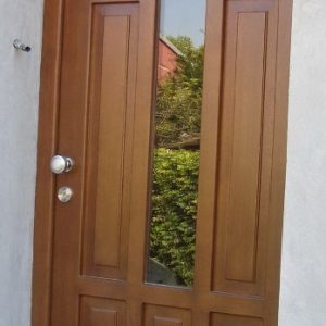Jednokrilna ulazna drvena vrata sa staklom u sredini Jednokrilna ulazna drvena vrata sa staklom u sredini