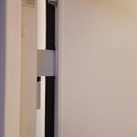 Sigurnosna ulazna vrata, detalj šarke, gume i zadnjih zatvarača Sigurnosna ulazna vrata, detalj šarke, gume i zadnjih zatvarača