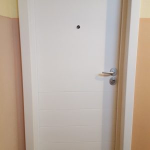 Sigurnosna ulazna vrata, hodnička strana, bojeni medijapan sa hrastovim pragom Sigurnosna ulazna vrata, hodnička strana, bojeni medijapan sa hrastovim pragom