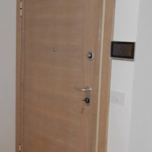 Sigurnosna ulazna vrata, izgled u stanu, furnirani medijapan i masiv hrasta Sigurnosna ulazna vrata, izgled u stanu, furnirani medijapan i masiv hrasta