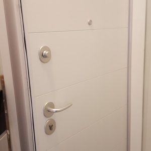 Sigurnosna ulazna vrata, izgled u stanu, furnirani medijapan sa kanelurama Sigurnosna ulazna vrata, izgled u stanu, furnirani medijapan sa kanelurama