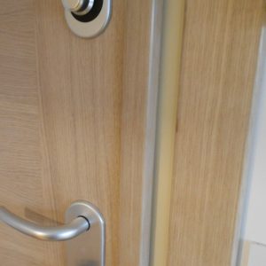 Sigurnosna ulazna vrata, izgled u stanu, kvaka i reza za zaključavanje Sigurnosna ulazna vrata, izgled u stanu, kvaka i reza za zaključavanje