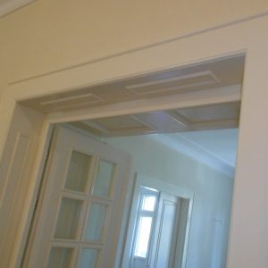 Bojena falcovana dvokrilna vrata, krilo sa više zasebnih stakala, štok i opšivna kutija vrata sa dekorativnim ispunama