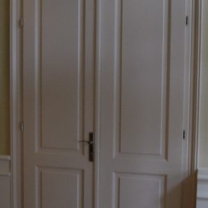 Bojena falcovana dvokrilna vrata, profilisan pervajz, krilo vrata sa dve profilisane ispune