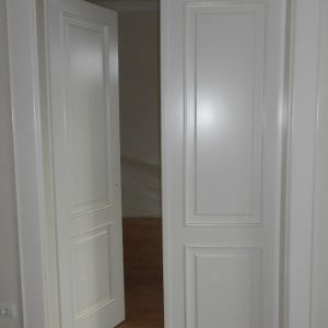 Bojena falcovana dvokrilna vrata, ravan pervajz povećane širine, krila sa dve profilisane ispune