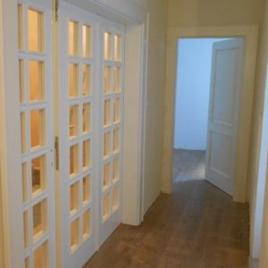 Bojena falcovana trokrilna vrata, ravan pervajz povećane širine, ravno krilo sa više zasebnih stakala