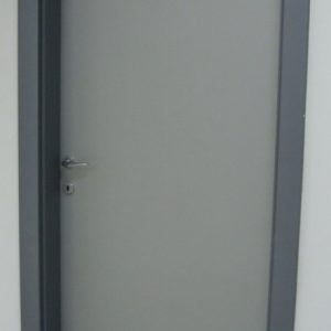 Bojena nefalcovana vrata, ravan pervajz, ravno krilo vrata u drugačijoj boji u odnosu na štok