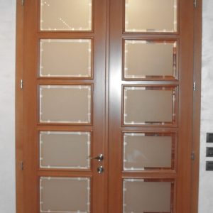 Furnirana falcovana vrata velike visine, ravan pervajz, krila sa po šest komada zasebnih peskiranih stakala