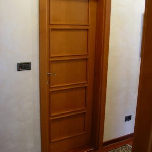 Furnirana kupatilska vrata sa pragom, ravan pervajz, krilo sa pet zasebnih ravnih ispuna