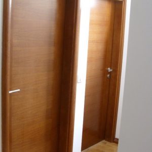 Furnirana nefalcovana vrata, lučni pervajz, krilo vrata sa horizontalnim slogom furnira uz dve vertikalne trake furnira sa strane