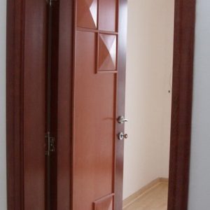 Furnirana nefalcovana vrata, lučni pervajz, krilo vrata sa ispunom i ornamentima u obliku piramida